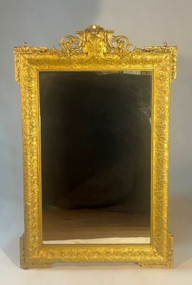 une photo représentant un miroir à cadre doré posé sur une table blanche