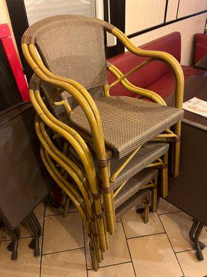 une pile de chaises et une table dans une pièce