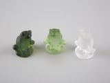 trois figurines en verre représentant une grenouille et un petit têtard