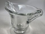 un verre contenant une cuillère, posé sur une table