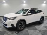 Un SUV blanc est garé dans une pièce dont le sol est en damier.