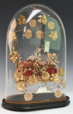 un dôme en verre orné d'un motif doré sur le dessus