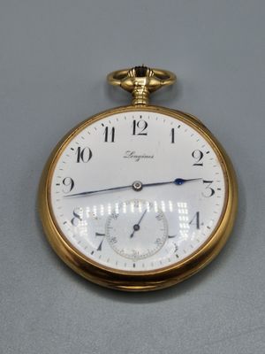 une montre de poche en or avec des chiffres romains sur le cadran
