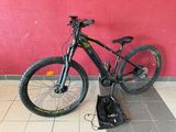 un vélo posé par terre devant un mur