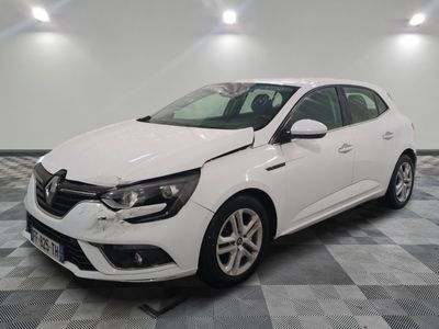 une voiture blanche est garée dans une pièce au sol à carreaux