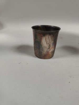 une petite tasse posée sur une table