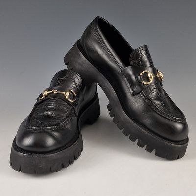 une paire de chaussures en cuir noir avec un petit petit petit petit petit petit petit petit petit petit petit petit petit petit petit petit petit petit petit petit petit petit petit petit