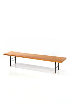 une image représentant un banc en bois aux pieds noirs, sur fond blanc