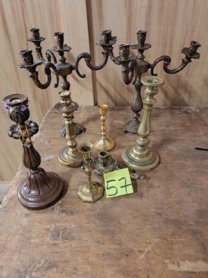 un grand nombre de bougies posées sur une table