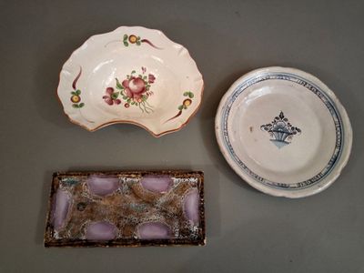 deux assiettes et un bol posés sur une table