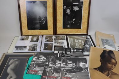Plusieurs photos encadrées de femmes noires et blanches sont posées sur une table