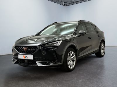 Une voiture noire est garée dans une grande pièce