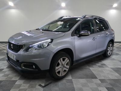 la voiture argentée est garée dans le garage sur un sol en damier