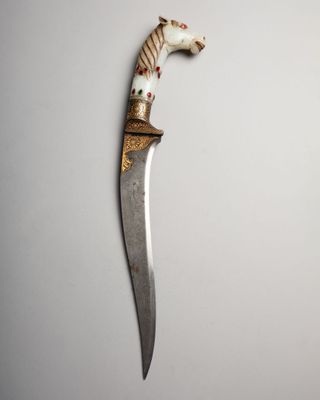 un couteau dont le manche est orné d'un tigre