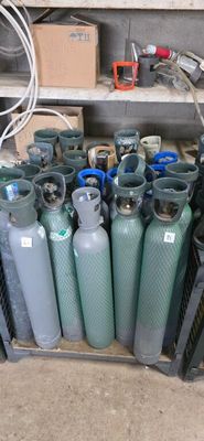 1 Casier Metallique Avec 21 Bouteilles Vide ET 1 Bouteille P…