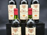 quatre bouteilles de vin posées sur une caisse en bois