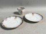 deux assiettes et une tasse posées sur une table