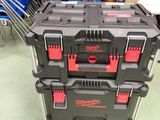 la boîte à outils est posée sur la pile de chaises