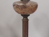 une lampe posée sur une table en marbre