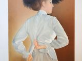 une image représentant un tableau d'une femme vêtue d'une robe blanche et d'un chapeau noir