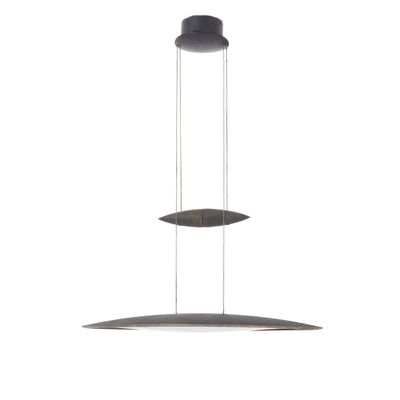 un gros plan d'une lampe suspendue à un luminaire de plafond