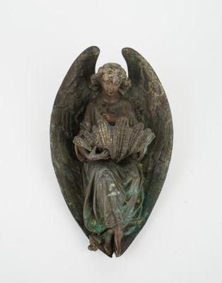 statue d'un ange tenant un éventail sur fond blanc