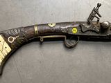un vieux fusil exposé sur une table
