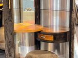 une armoire en bois contenant un miroir et un tabouret