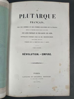 un livre ouvert sur lequel figure la photo d'un homme