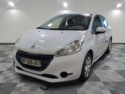 la petite voiture blanche est garée dans une grande pièce