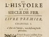 une image en noir et blanc représentant un vieux livre sur lequel figurent des inscriptions