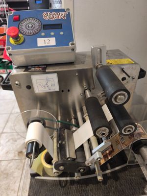 une machine posée sur le sol d'une pièce