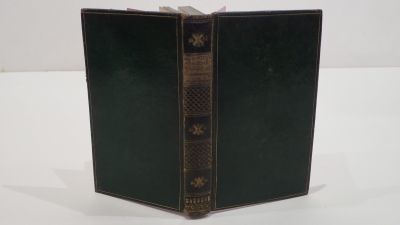 un vieux livre est ouvert sur une surface blanche