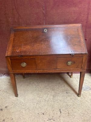 une petite table en bois avec deux tiroirs