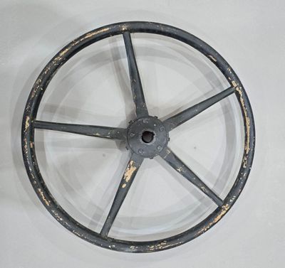 une roue posée sur une surface blanche