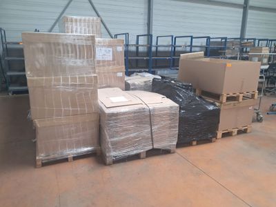 Les cartons et les palettes sont empilés sur des palettes dans un entrepôt.