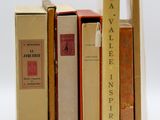 plusieurs livres sont empilés sur une surface blanche