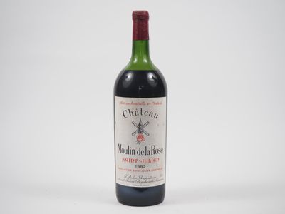 une bouteille de vin rouge posée sur une table blanche