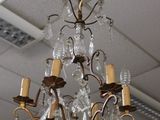 un lustre suspendu au plafond d'une pièce