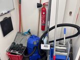 une photo d'une petite pièce avec un aspirateur et d'autres objets