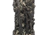 une statue représentant un homme et un chien sur un socle
