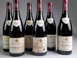 six bouteilles de vin sont alignées sur une table