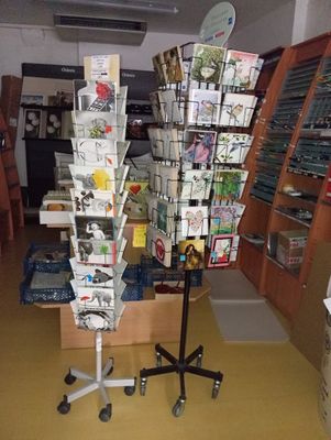 un présentoir de magazines posé dans une pièce