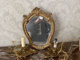une table sur laquelle se trouvent un miroir et une bougie
