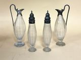 trois vases en verre transparent avec des couvercles noirs et une poignée en métal