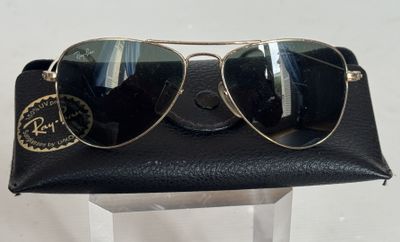 Lunettes de soleil Ray-Ban Aviator à monture dorée et verres noirs