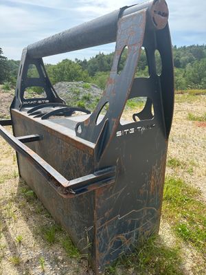 un gros plan sur une fourche dans un champ d'herbe