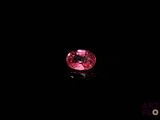 un diamant rose sur fond noir