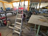 une échelle posée au milieu d'une pièce