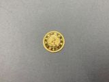 une pièce d'or posée sur une surface grise
